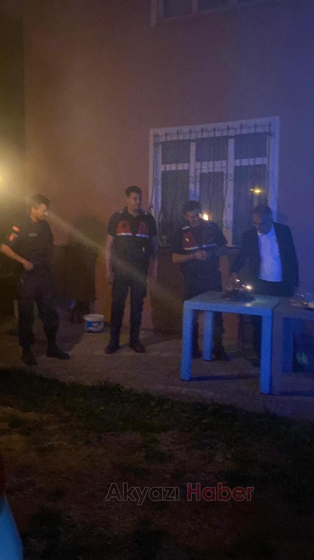 Kavga var sandılar, pasta ve meşalelerle karşılandılar