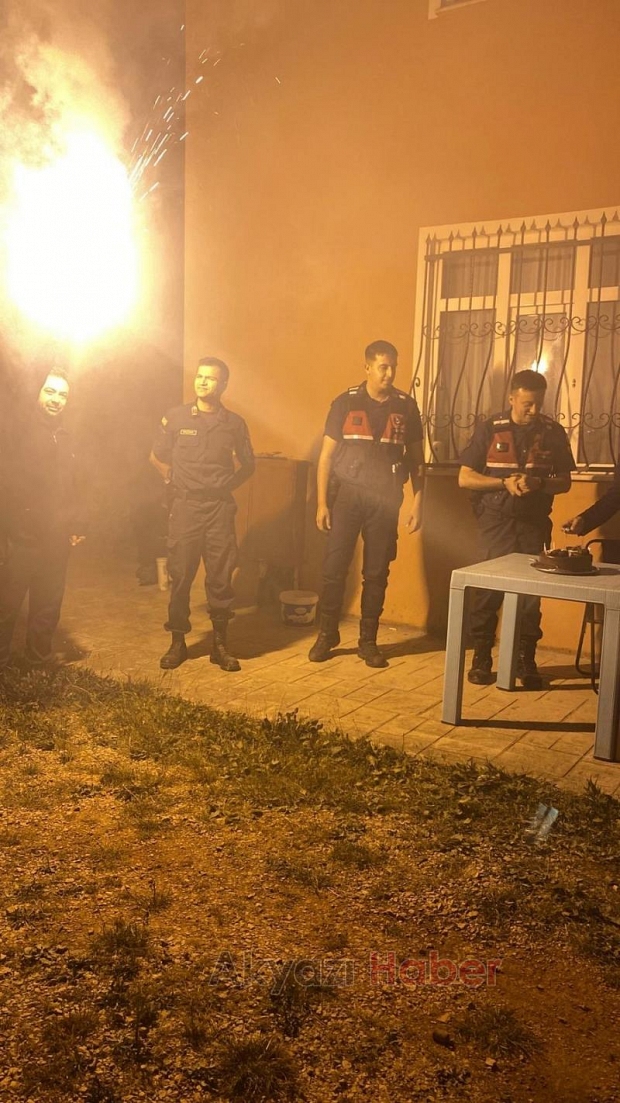 Kavga var sandılar, pasta ve meşalelerle karşılandılar