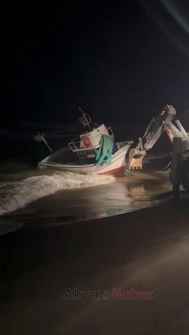 Sakarya Nehri ağzında balıkçı teknesi karaya oturdu