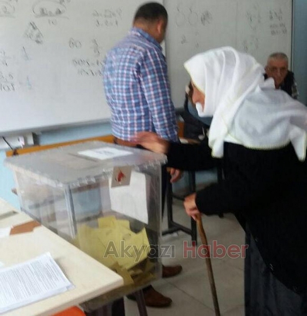 105 yaşında oy vermeye gitti