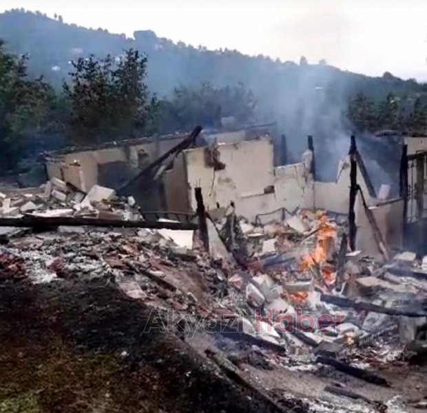2 Katlı Ev Yanarak Kül Oldu