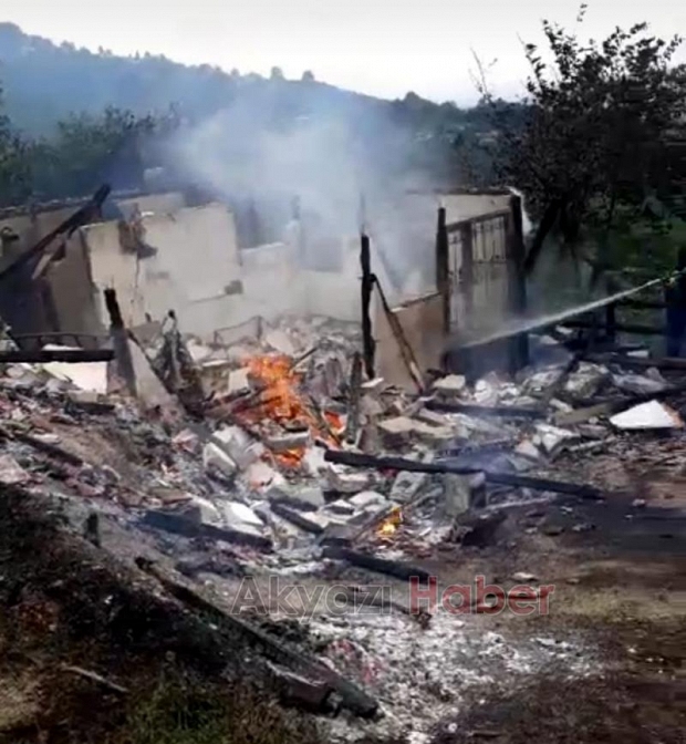 2 Katlı Ev Yanarak Kül Oldu