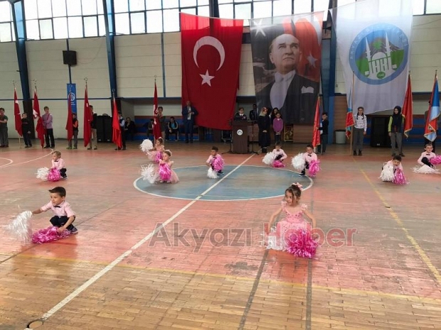 23 Nisan Akyazı da Kutlandı