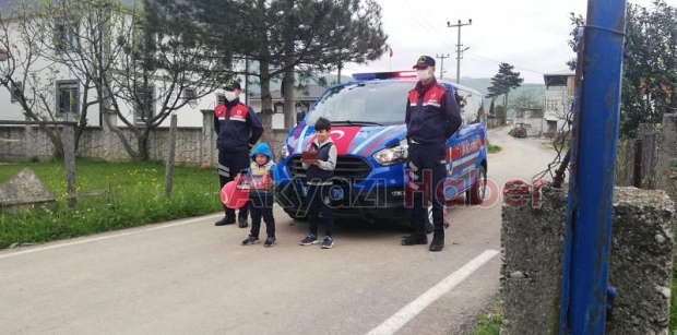 4 yaş gününü Jandarma ekipleri kutladı