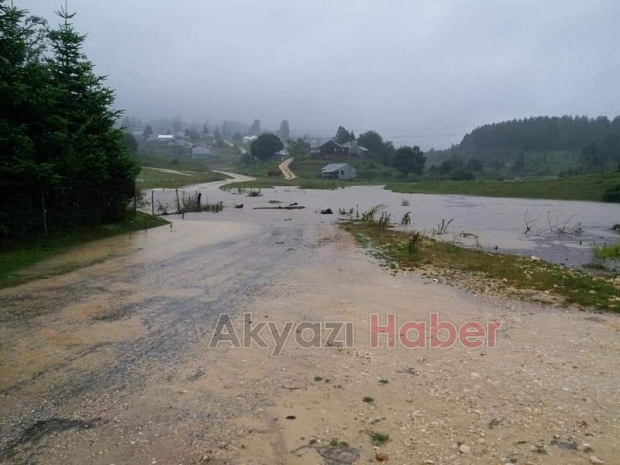 Acelle Yaylasına Yağış vurdu yol kapandı