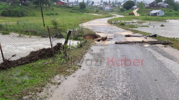 Acelle Yaylasına Yağış vurdu yol kapandı