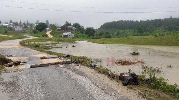 Acelle Yaylasına Yağış vurdu yol kapandı