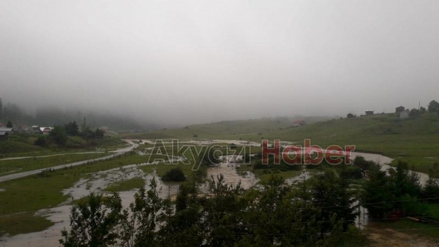 Acelle Yaylasına Yağış vurdu yol kapandı