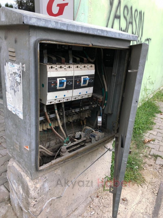 Açık elektrik panosu tehlike saçıyor