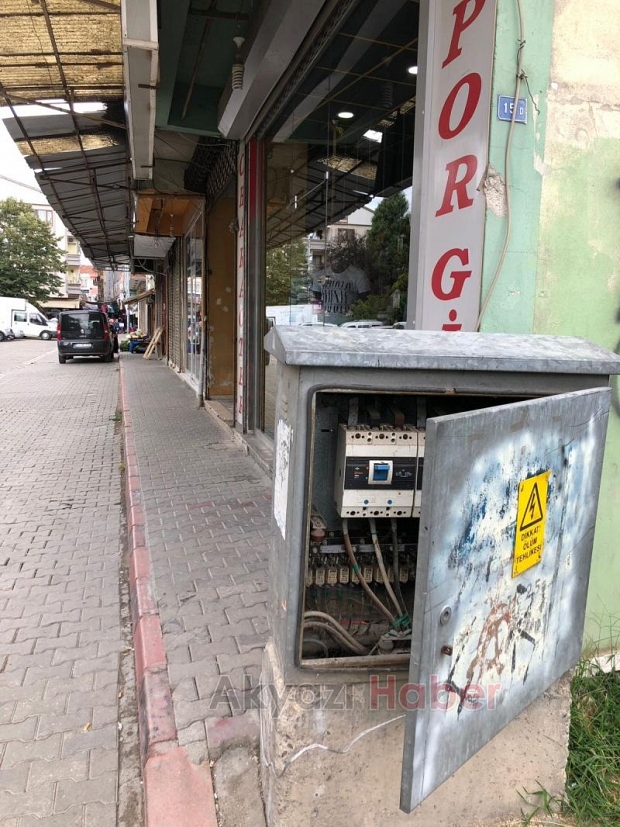 Açık elektrik panosu tehlike saçıyor