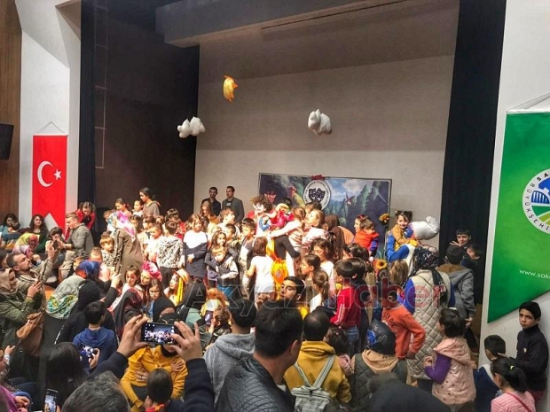 Afacan Maymun adlı çocuk oyununa yoğun katılım 
