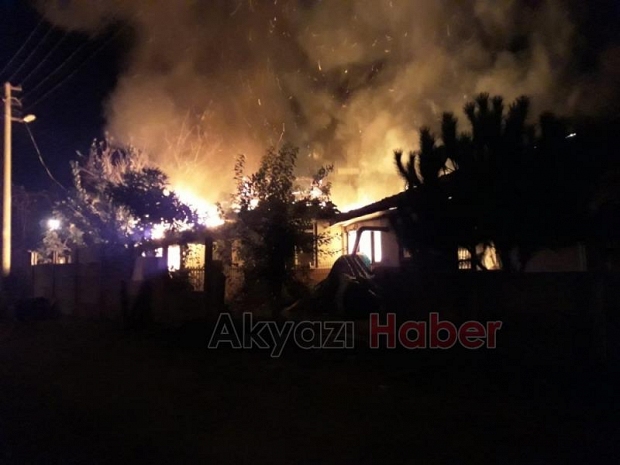 Ahşap iki ev alevlere teslim oldu