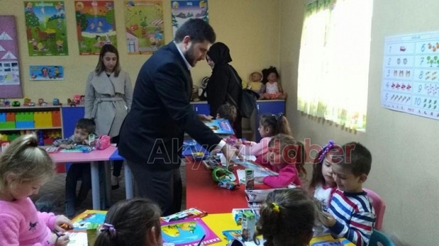 Ak Partili Gençler Öğrencilere Kitap Dağıttı