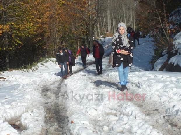 Akyazı Anadolu Lisesinden  Cumhuriyet Yürüyüşü