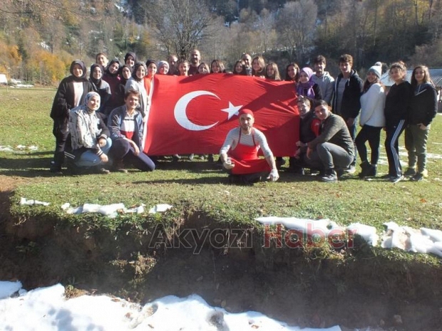 Akyazı Anadolu Lisesinden  Cumhuriyet Yürüyüşü