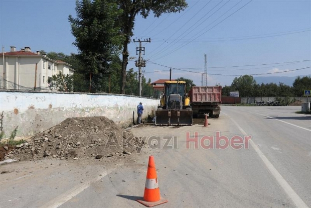 Akyazı Belediyesi Ekipleri Akyazının Her Yerinde
