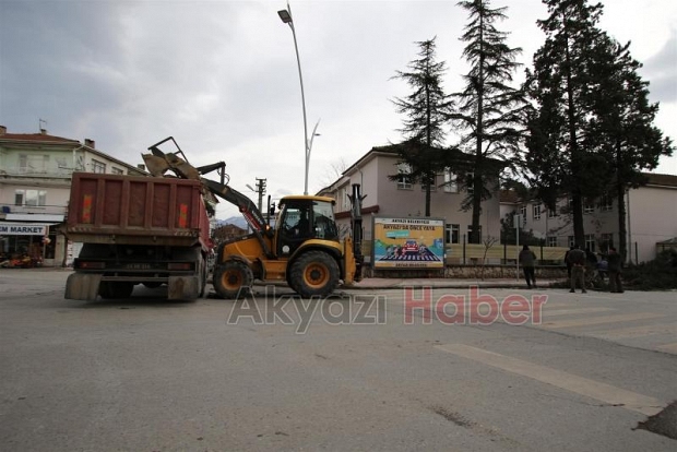 AKYAZI BELEDİYESİ EKİPLERİ FIRTINA MESAİSİNDE