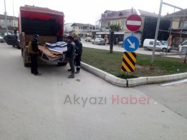AKYAZI BELEDİYESİ EKİPLERİ FIRTINA MESAİSİNDE