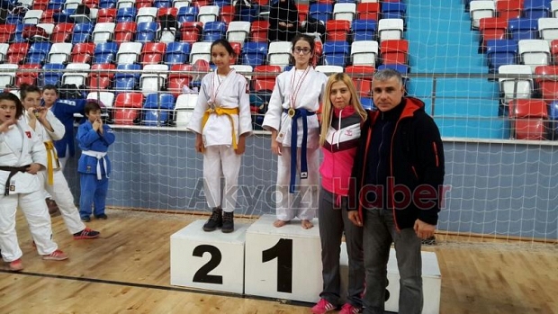 AKYAZI BELEDİYESİ JUDO TAKIMI ÖDÜLE DOYMUYOR
