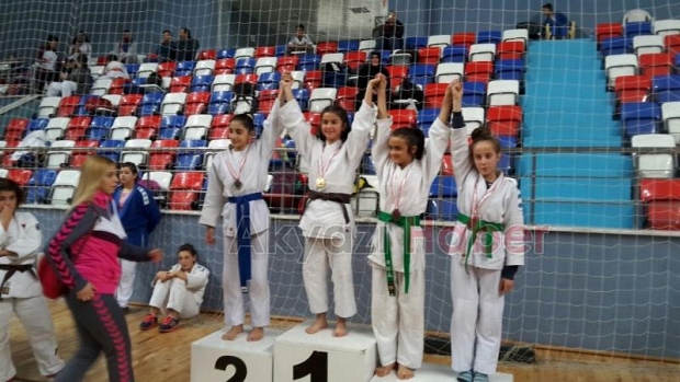 AKYAZI BELEDİYESİ JUDO TAKIMI ÖDÜLE DOYMUYOR