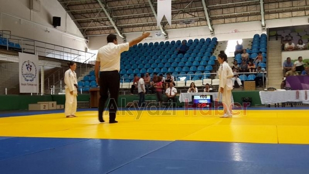 AKYAZI BELEDİYESİ SPORDA ÖDÜLE ve BAŞARIYA DOYMUYOR