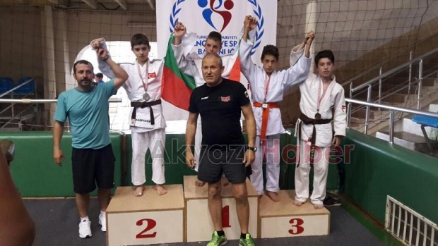 AKYAZI BELEDİYESİ SPORDA ÖDÜLE ve BAŞARIYA DOYMUYOR