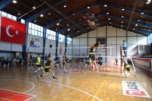 AKYAZI BELEDİYESİ VOLEYBOL TAKIMINDAN RAHAT GALİBİYET