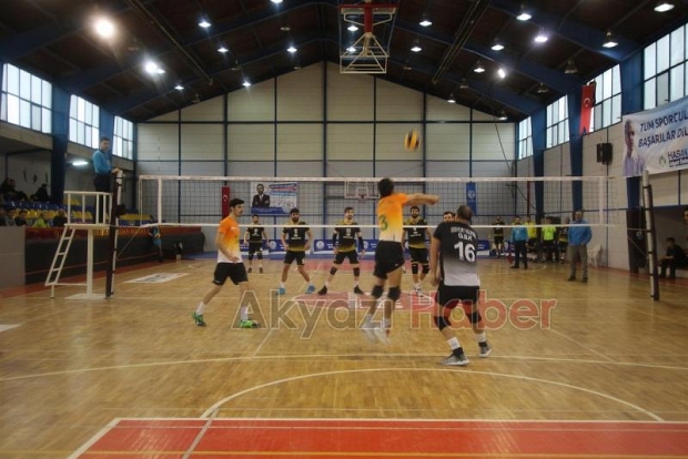 AKYAZI BELEDİYESİ VOLEYBOL TAKIMINDAN RAHAT GALİBİYET