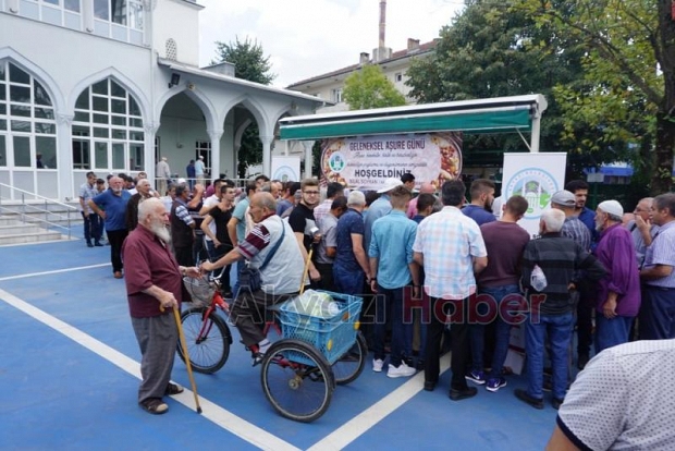 Akyazı Belediyesinden Aşure Gününe yoğun katılım