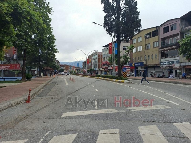 Akyazı'da Arefe günü boş caddeler böyle görüntülendi