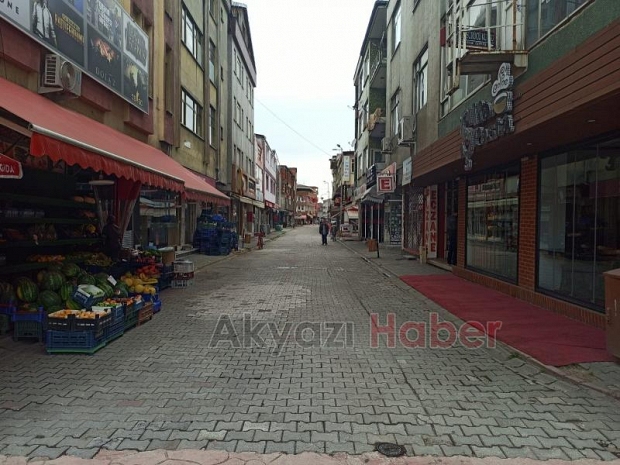 Akyazı'da Arefe günü boş caddeler böyle görüntülendi