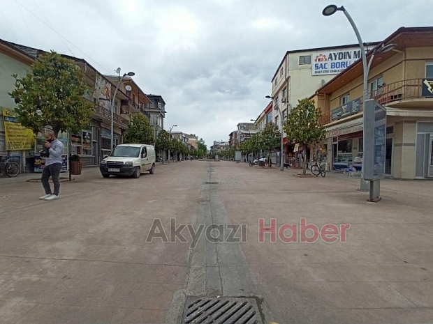 Akyazı'da Arefe günü boş caddeler böyle görüntülendi