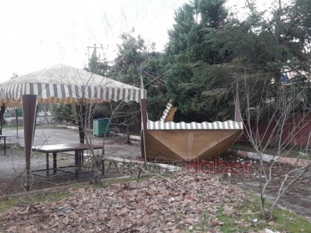 Akyazı da fırtına yıkıp geçti