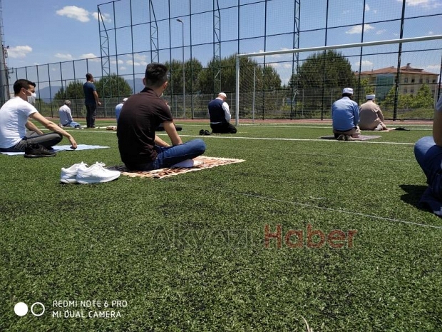 Akyazı'da sosyal mesafeli Cuma namazı