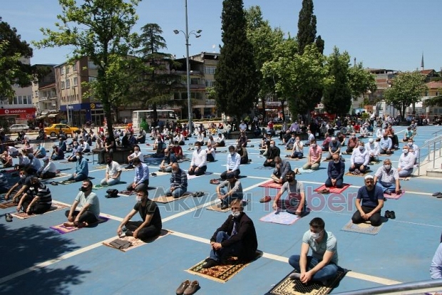 Akyazı'da sosyal mesafeli Cuma namazı