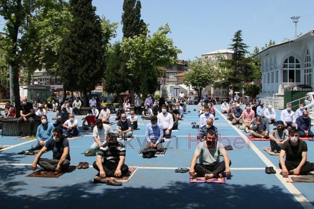 Akyazı'da sosyal mesafeli Cuma namazı