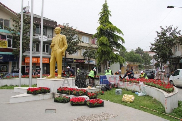 AKYAZI DA TÜM KAVŞAK REFÜJ ve MEYDANLAR YENİLENİYOR