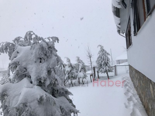 AKYAZI'DA YÜKSEK KESİMLER KARLA KAPLANDI