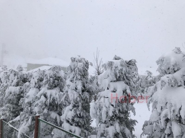 AKYAZI'DA YÜKSEK KESİMLER KARLA KAPLANDI