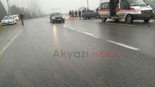 Akyazı Gişeleri Kavşağında Kaza 4 Yaralı