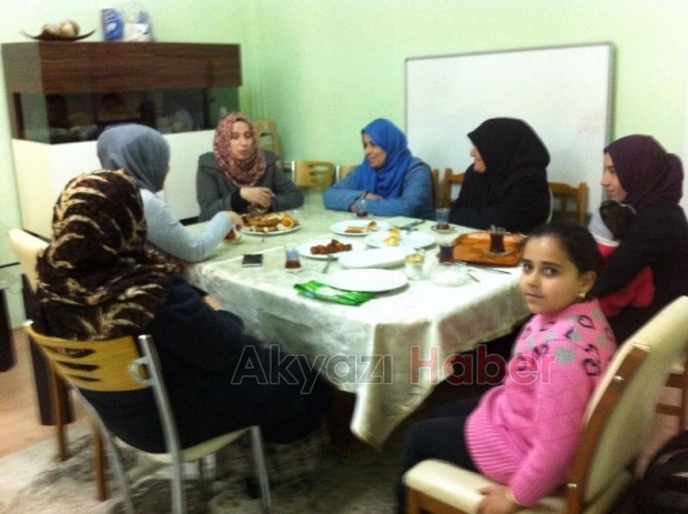 Akyazı İHH dan Mültecilere Yardımlarını Eksik Etmiyor