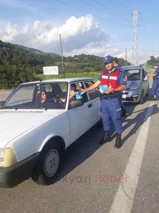 Akyazı İlçe Jandarma Ekiplerinden Bayramda Şeker İkramı