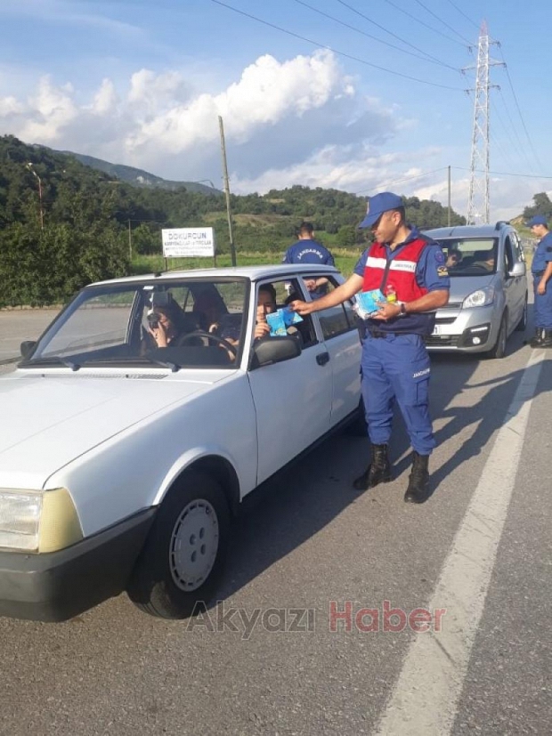 Akyazı İlçe Jandarma Ekiplerinden Bayramda Şeker İkramı