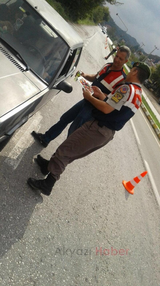 Akyazı İlçe Jandarma Ekiplerinden Şeker İkramı