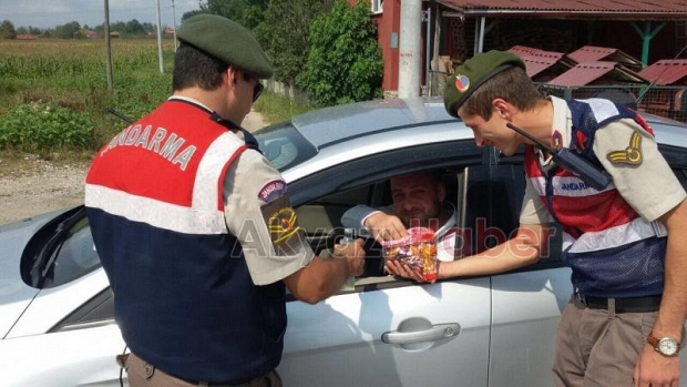 Akyazı İlçe Jandarma Ekiplerinden Şeker İkramı