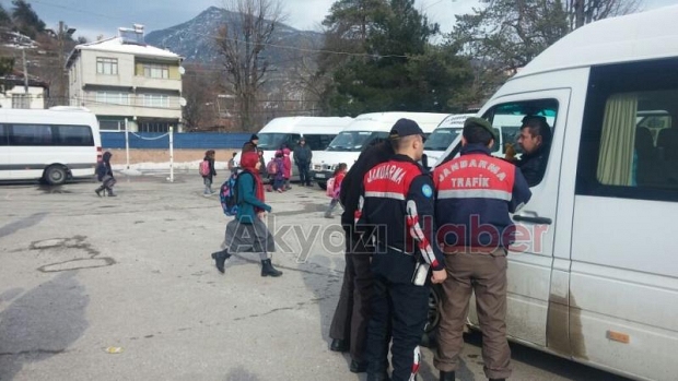 Akyazı İlçe Jandarma Öğrenci Servislerini Denetledi