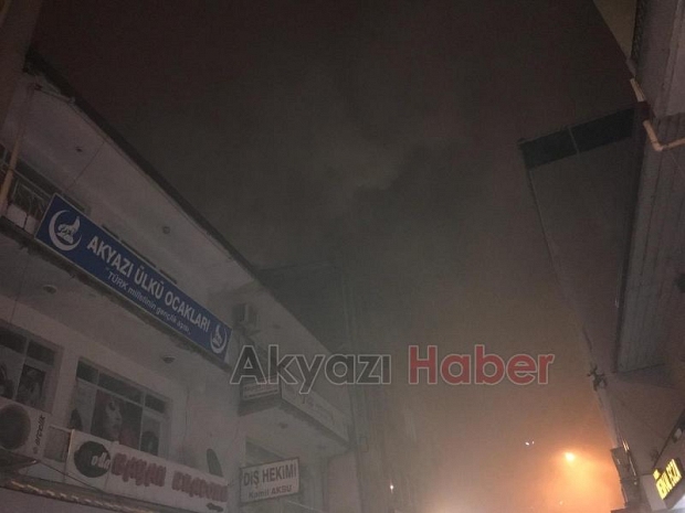 Akyazı ilçe Merkezinde Yangın 