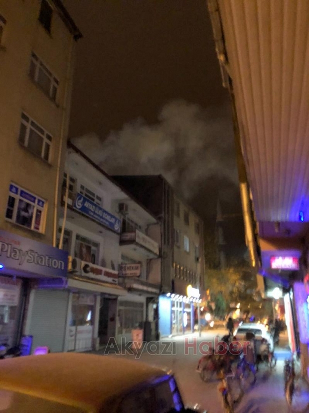 Akyazı ilçe Merkezinde Yangın 