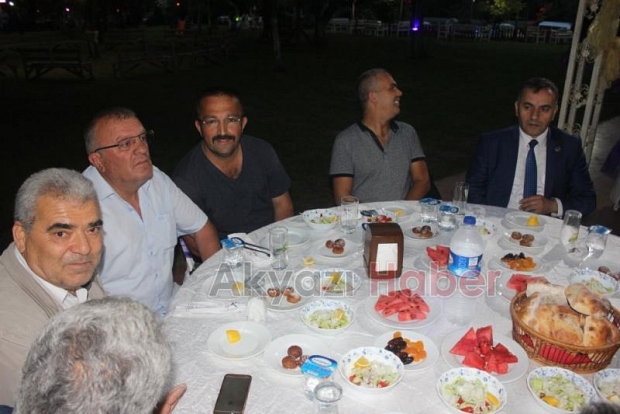 Akyazı Muhtarlar Derneği İftarına Yoğun İlgi