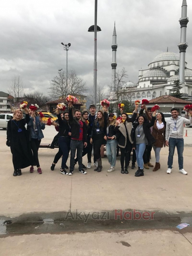 Akyazı MYO Öğrenciler Karanfil Dağıttı